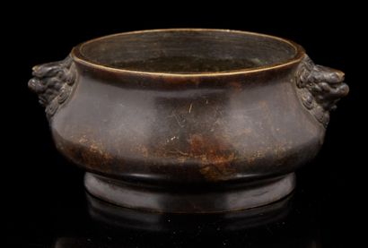 CHINE, XXe siècle Brûle-parfum en bronze de patine rune, la paroi galbée accolée...