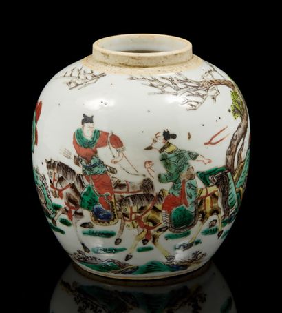 CHINE, XIXe siècle Pot à thé en porcelaine et émaux de style famille verte à décor...