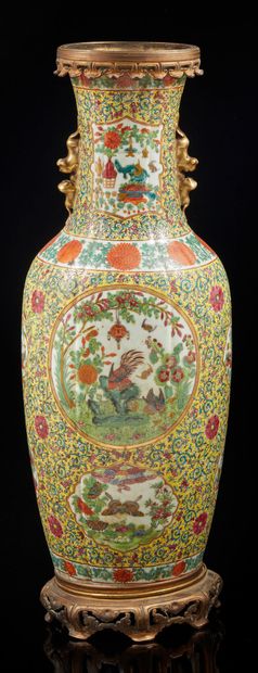 CHINE, XIXe siècle Grand vase balustre en porcelaine et émaux poly­chrome à panse...