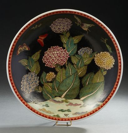 CHINE, XXe siècle Important plat en porcelaine et émaux polychrome de fleurs et papillons...