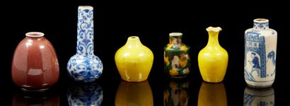 CHINE, XIXe et début XXe siècle Ensemble de six petits vases de maîtrise en porcelaine,...