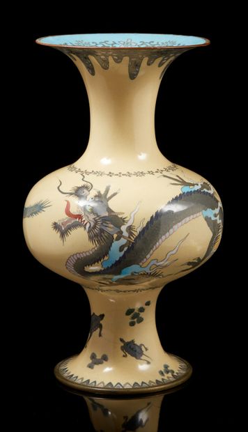 JAPON, fin XIXe siècle Vase en émaux sur cuivre, la panse sphérique à long col pavillonné...