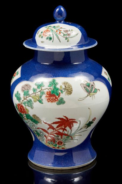CHINE, fin XIXe siècle Potiche couverte en porcelaine à dé­cor en médaillons de fleurs...