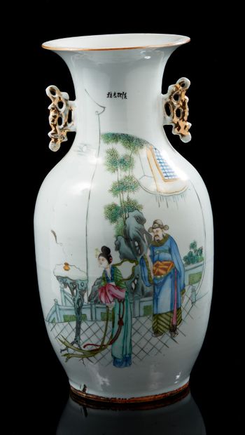 CHINE, XXe siècle Vase en porcelaine et émaux polychrome à décor d'un dignitaire...