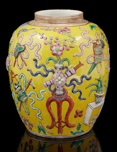 CHINE, vers 1850-1880 Pot à gingembre en porcelaine et émaux de la famille rose sur...