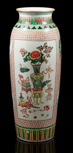 CHINE, fin du XIXe siècle Vase de forme oblong en porcelaine et émaux de style famille...