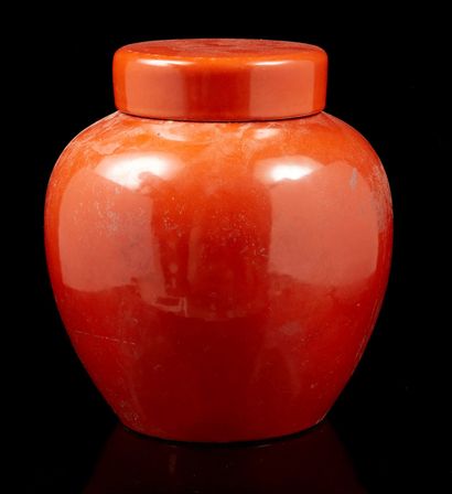 CHINE, XXe siècle Pot à gingembre en porcelaine émaillée monochrome corail.
Marque...