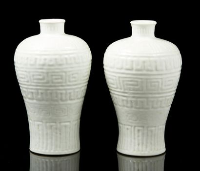 CHINE, période QING Paire de vases en porcelaine de forme meiping émaillé blanc de...