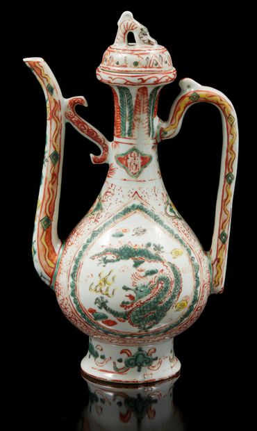 CHINE, XVIIe -XVIIIe siècle Aiguière piriforme sur piédouche en porcelaine et émaux...