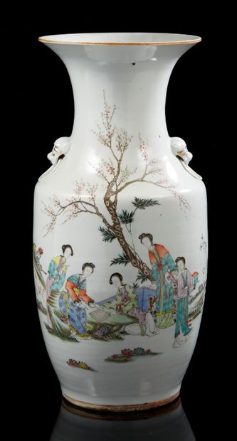 CHINE, XXe siècle Vase en porcelaine et émaux polychrome à décor de cinq déesses...