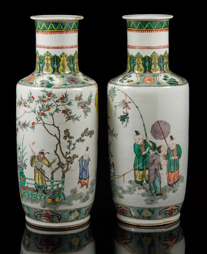 CHINE, XIXe siècle Paire de vases de forme rouleau en porcelaine et émaux de style...