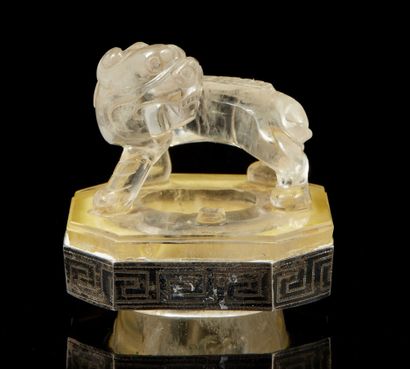 CHINE, début XXe siècle Statuette en cristal de roche figurant un chien de Fo
H....