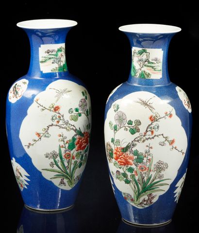 CHINE, XIXe siècle Paire de vases balustre en porcelaine et émaux de style famille...