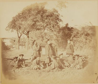 CHINE, période GUANGXU, XIXe siècle Grand album comprenant cinquante photos en noir-et-blanc,...