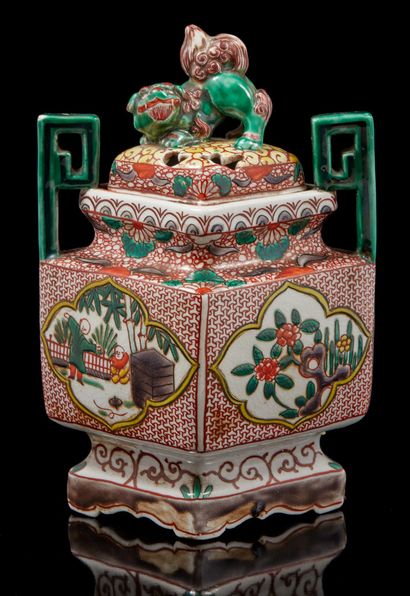 JAPON, XIXe siècle Brûle parfum quadrangulaire, en por­celaine de type Kinrande à...