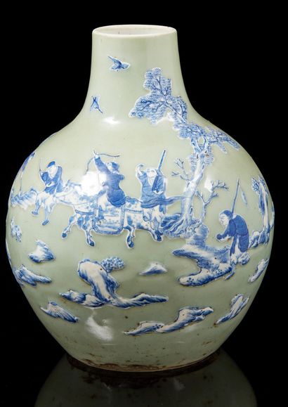 CHINE, XIXe siècle Vase balustre en porcelaine et émail cé­ladon à décor bleu et...