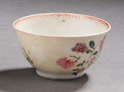 CHINE, XVIIIe siècle Sorbet en porcelaine à décor de fleurs
Marque à l'intérieur
Diam....