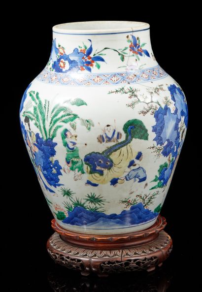 CHINE, XVIIIe siècle Vase en porcelaine décoré en émaux wucai d'enfants participant...