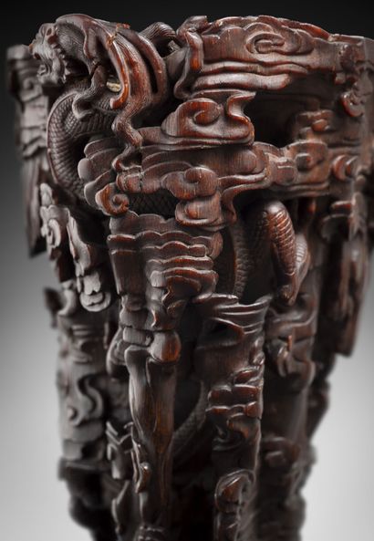 CHINE, XVIIIe siècle Grande coupe libatoire en corne de rhinocéros de belle patine...