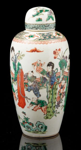 CHINE fin XIXe siècle Vase couvert de forme ovoïde en porcelaine et émaux de style...