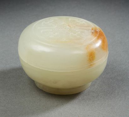 CHINE, XIXe siècle White jade lenticular covered box infused with rust decorated...