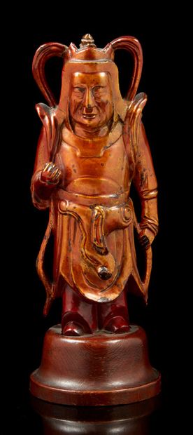 VIETNAM, début XXe siècle Sujet en bois laqué rouge et or représentant le gardien...