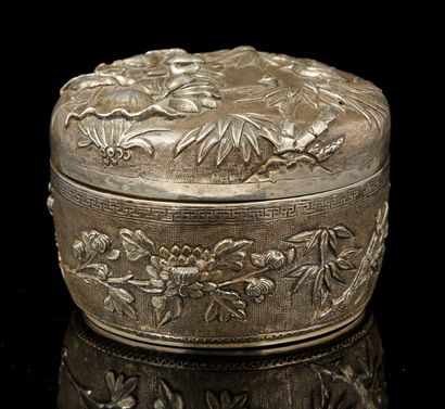 VIETNAM, vers 1900 Boîte couverte circulaire en argent repoussé ouvrant sur un gobelet...