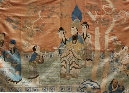 CHINE, début XXe siècle Grande tenture en satin de soie à fond rosé, brodée en camaïeu...
