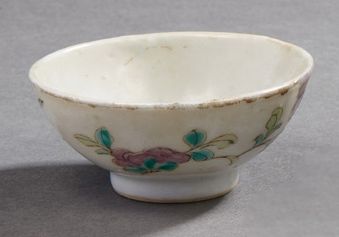 CHINE, fin XIXe siècle Sorbet en porcelaine à décor de pêches de longévité
Marque...