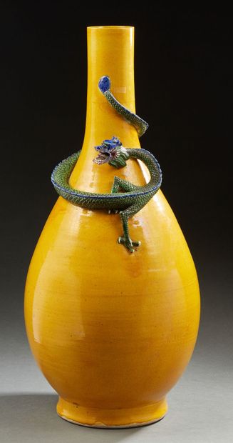 CHINE, fin de l'époque Qing Grand vase piriforme en porcelaine émail­lée jaune. Le...