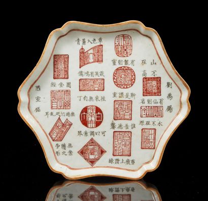 CHINE, période TONGZHI (1862-1875) Coupe polylobée en porcelaine à décor de cachets...