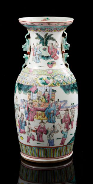 CHINE, fin XIXe siècle Vase balustre en porcelaine et émaux de la famille rose à...