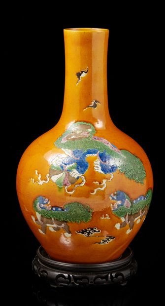 CHINE, fin XIXe siècle Grand vase en porcelaine émaillée poly­chrome à décor de lions...