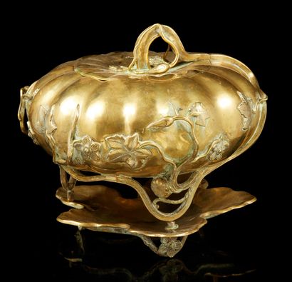 CHINE-VIETNAM, vers 1900 Grand brûle-parfum en bronze de patine dorée, figurant un...
