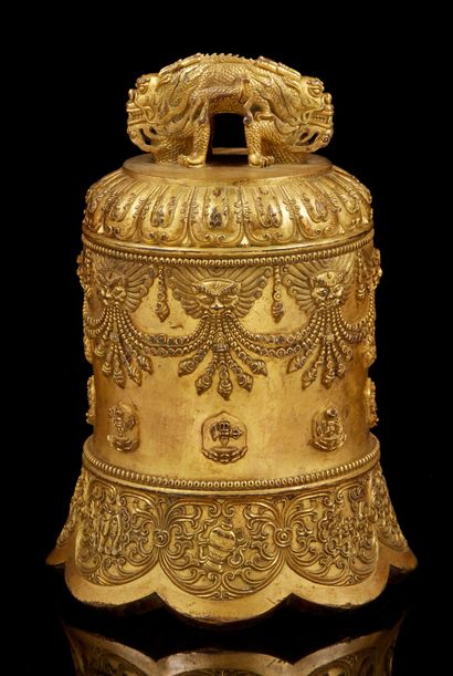 CHINE, XXe siècle Importante cloche en bronze doré, finement ciselé, à décor en quatre...