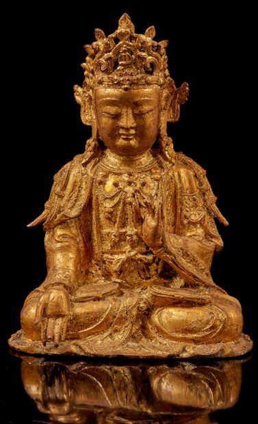CHINE, période MING, XVIe siècle Sujet en bronze laqué or, représentant Guanyin-Avalokiteshvara...