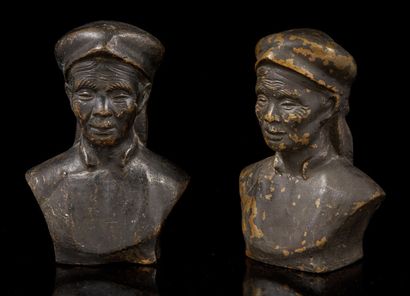 VIETNAM, vers 1930-1940 Deux bustes identiques en bronze laqué noir, représentant...