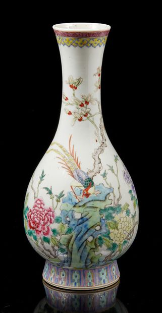CHINE, XIXe siècle Petit vase balustre en porcelaine et émaux de la famille rose...