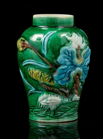 CHINE, XXe siècle Petit vase de maîtrise en porcelaine émaillée vert à décor de fleurs...