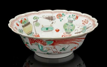 CHINE, XVIIIe siècle Coupe floriforme en porcelaine et émaux de la famille verte...