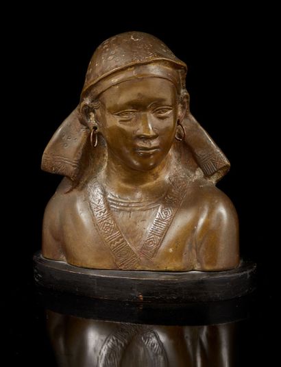 VIETNAM, XXe siècle Buste de jeune femme en bronze de patine médaille, coiffée d'un...