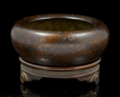 CHINE, XVIIe-XVIIIe siècle Petit brûle-parfum en bronze de patine médaille nuancée...