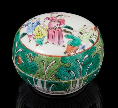 CHINE, début XXe siècle Petite boîte en porcelaine et émaux de style famille rose...