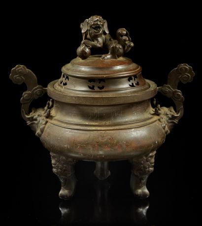 VIETNAM, XIXe siècle Grand brule-parfum tripode couvert en bronze, la panse arrondie...