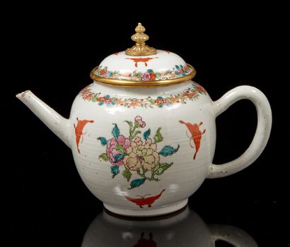 CHINE, XVIIIe siècle, Compagnie des indes Théière en porcelaine de commande à décor...