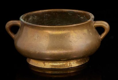 CHINE, fin XIXe-début XXe siècle Brûle-parfum tripode en bronze de patine médaille,...