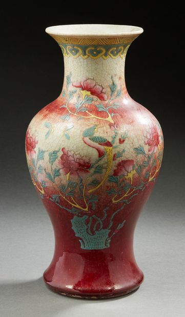 CHINE, vers 1900 Vase balustre en porcelaine à décor émaillé polychrome d'oiseaux...