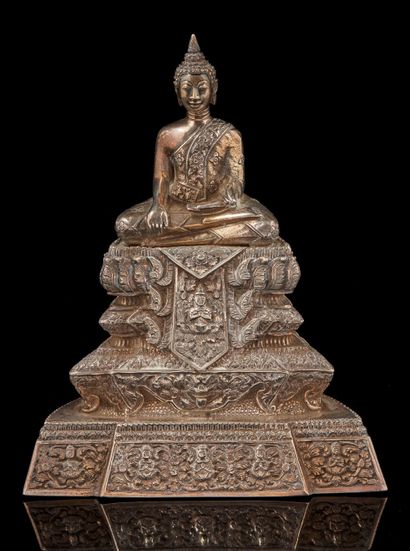 SIAM, fin XIXe siècle Statuette en argent repoussé sur âme en bois représentant bouddha...