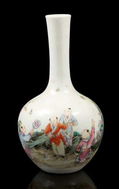 CHINE, période RÉPUBLIQUE Petit vase bouteille de type « tianqiu­ping » en porcelaine...