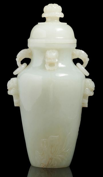 CHINE, début XXe siècle Vase couvert en jade céladon, la panse ornée en léger relief...